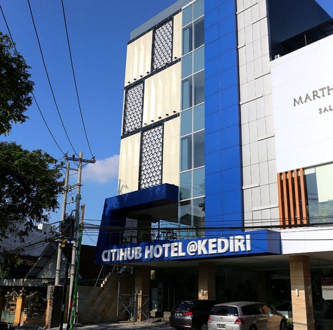 "a large blue building with a sign that reads "" citinub hotel kedir "" on the side" at Citihub Hotel @Kediri