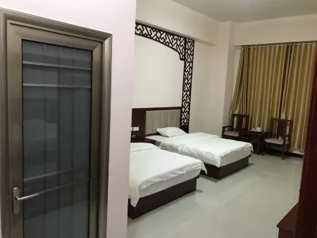 Yunfang Hotel, Luchuan Отели рядом с достопримечательностью «Longchuan Gymnasium»