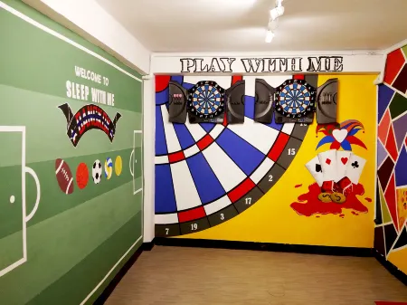 Sleep with Me Bangkok - BTS Phra Khanong Отели рядом с достопримечательностью «A R Sutton & Co Engineers Siam»