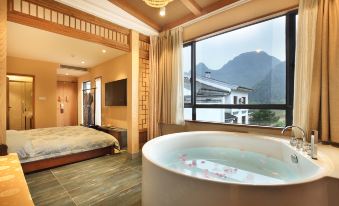 Outside the city, there is a leisure villa (Guilin Ludiyan Scenic Area Taohuajiang Branch)