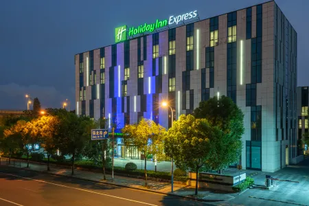 Holiday Inn Express Shanghai Gongkang Отели рядом с достопримечательностью «Shanghai Jiguang Polytechnic College»