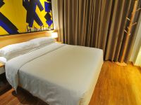 月亮半岛艺术酒店(宜宾第一人民医院店) - 舒适大床房