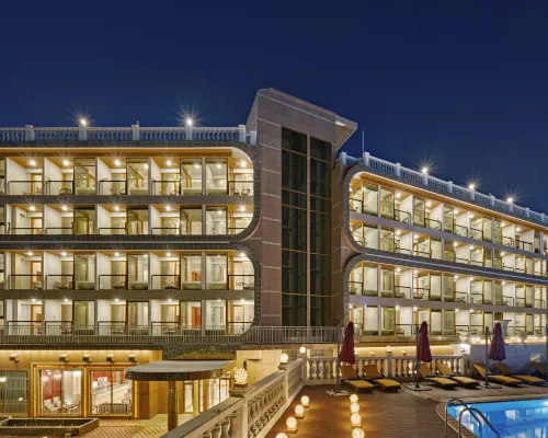 GoldOne Hotel & Suites Hotels near Munbu Park