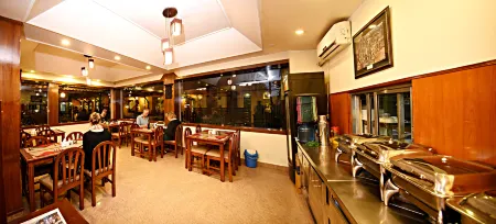 Hotel Friends Home Отели рядом с достопримечательностью «Дворец-музей Нараянхити»