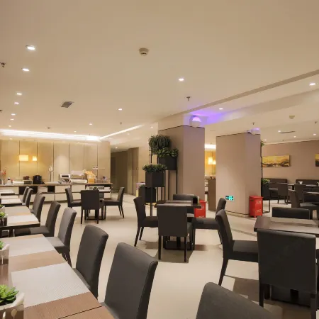 Homeinn Plus Hotel (Shenyang Railway Station East Square Subway Station) Отели рядом с достопримечательностью «Железнодорожный вокзал Шэньян»