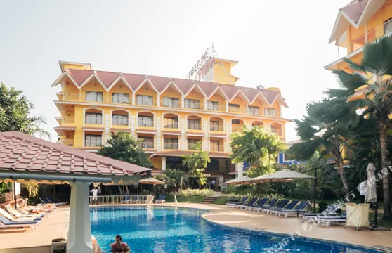 阿克倫坎多林雷吉娜酒店