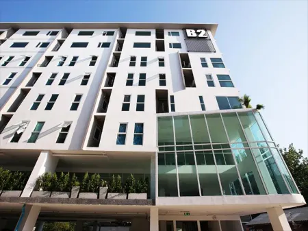 B2 Nakhon Sawan Premier Hotel Отели рядом с достопримечательностью «Chao Por Chao Mae Na Pha Shrine»