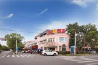 Super 8 Hotel (Shanghai Outlet Lushen Road) Hotels in Shanghai
