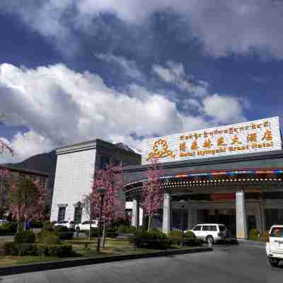 博泰林芝大酒店 Hotel Exterior