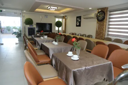 Xavia Hotel Quy Nhon Отели рядом с достопримечательностью «Bai Xep Beach»