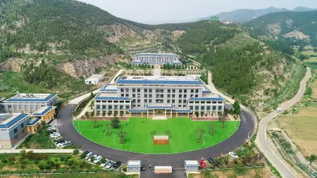 Yuntai Mountain Culture and Tourism College Отели рядом с достопримечательностью «Wan Shan Temple»