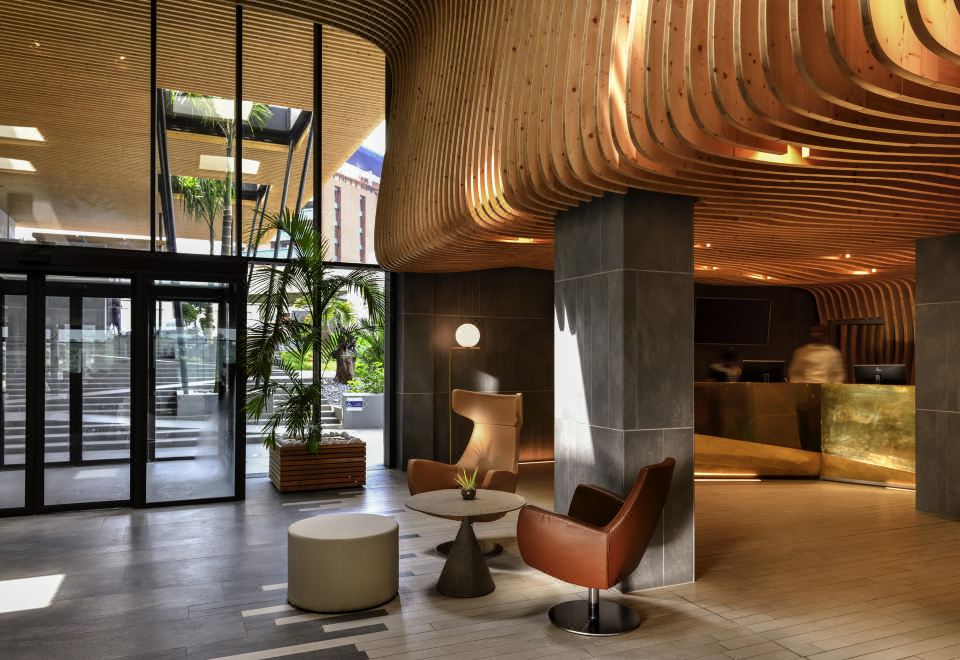 2. 풀먼 아비장..