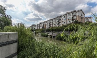 Zhangjiagang Meet Light Hotel (Shazhou Pedestrian Street)