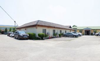 Xueping Business Hotel