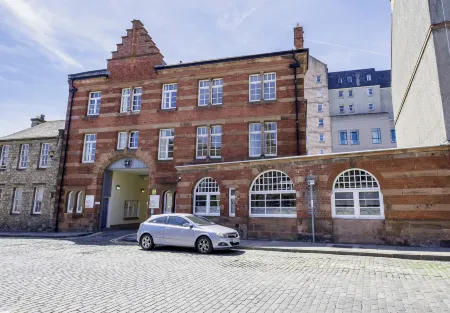 KM Apartments Отели рядом с достопримечательностью «Данбарс Клоуз»