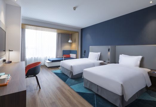 4. 홀리데이 인 익..