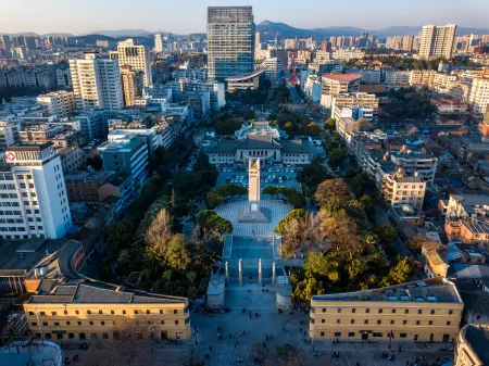 Moon and Chalice Boutique Hotel Отели рядом с достопримечательностью «Kunming University of Science and Technology Oxbridge College»