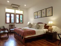 Heeren Straits Hotel