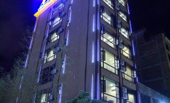 Qujing Blue Mountain Art Hotel