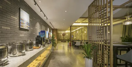 Mehood Lestie Hotel (Chongqing Yuzhong Liangkou Subway Station Branch)) Отели рядом с достопримечательностью «Tieshan Square»