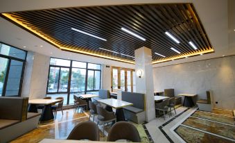 Wuhua Water Moon Skylight Luxury Boutique Hotel