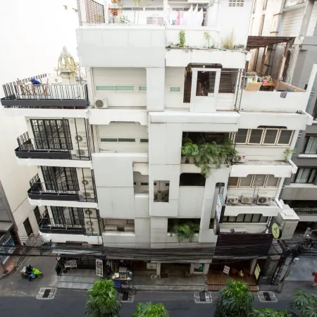 Qilombo Hostel Silom Отели рядом с достопримечательностью «Посольский район»