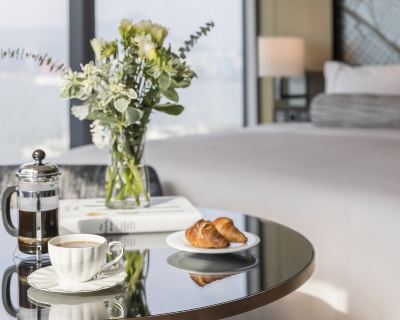 キングベッド1台 ハーバービュー デラックス ヴィクトリアハーバーラウンジアクセス付 ハイアット セントリック ヴィクトリア ハーバー 香港の写真