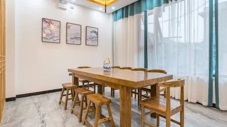 Floral Hotel ·  Yuntai mountain Yilan Xiaozhu hotel (scenic spot store) Отели рядом с достопримечательностью «Wan Shan Temple»