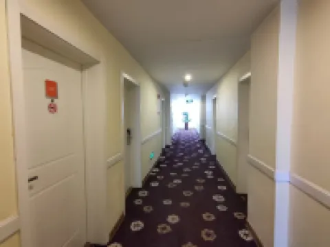 홈인 호텔(우란차부지닝기차역잔첸광장)