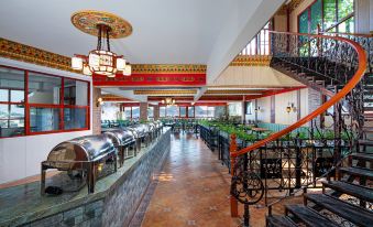 A thousand purple and red roof garden hotel (Guilin Liangjiang Sihu Scenic Area)