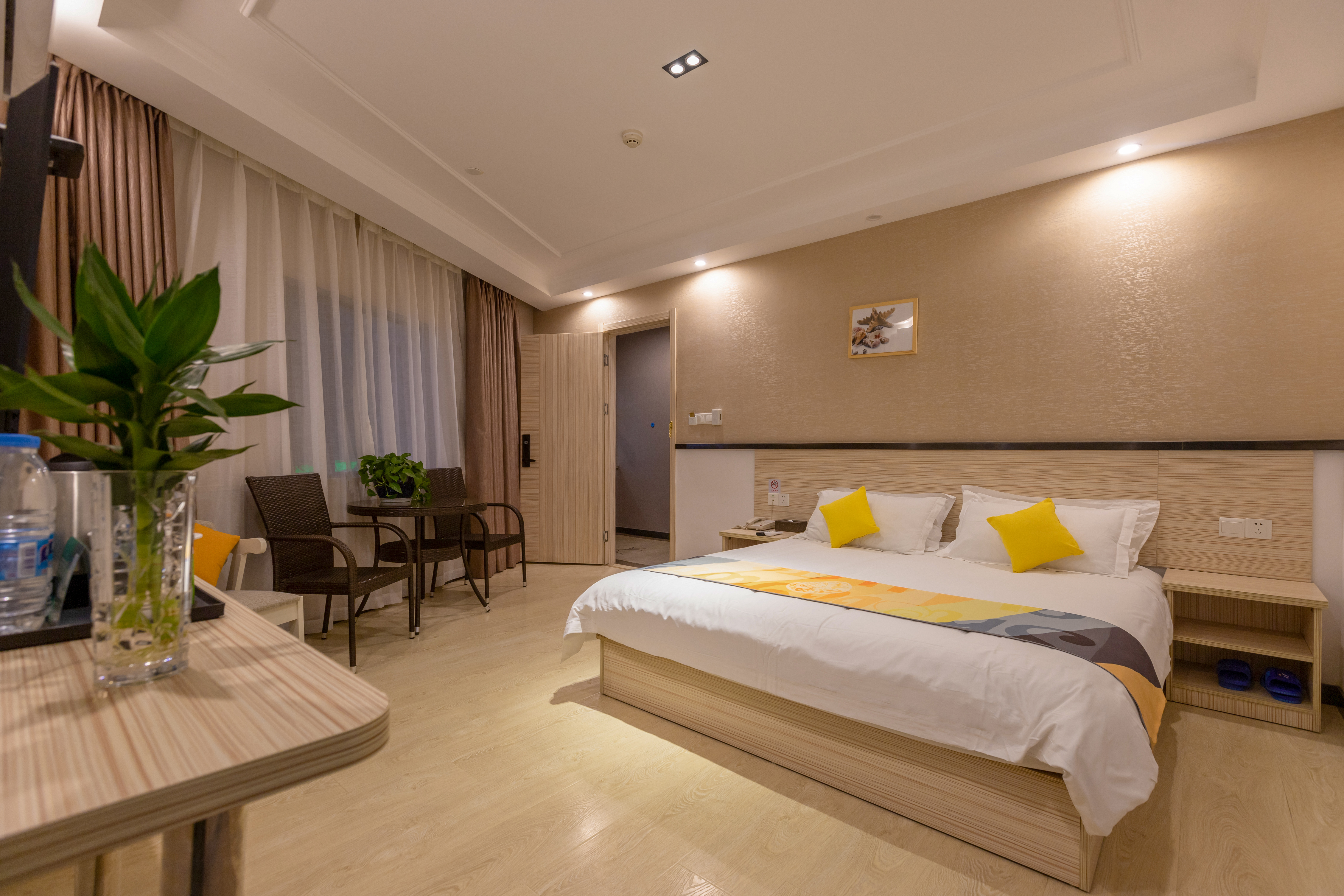 Shell Hotel (Shanghai Oriental Pearl & Century Avenue subway station) Over view