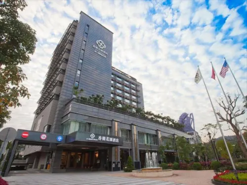 S-aura Hotel