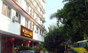 Chengdong Holiday Hotel (Yangshuo Lijiangjiang Scenic Area)