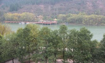 Guangyuan Riverside No.1 Theme Hotel