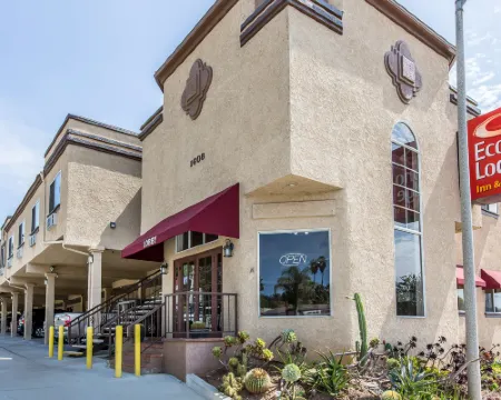 エコノ ロッジ イン & スイーツ フォールブルック ダウンタウン フォールブルックのホテル