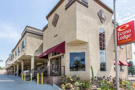 Econo Lodge Inn & Suites Fallbrook Downtown Отели рядом с достопримечательностью «Миртл Крик Ботаникал Гарденс & Нерсери»