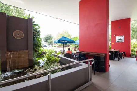 Laguna Serviced Apartments Отели рядом с достопримечательностью «St Luke's Anglican Church»