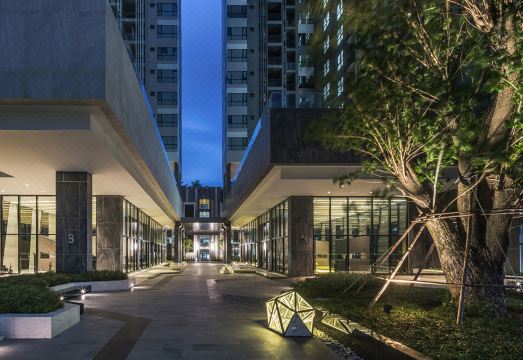 3. 매니 홀리데이 ..