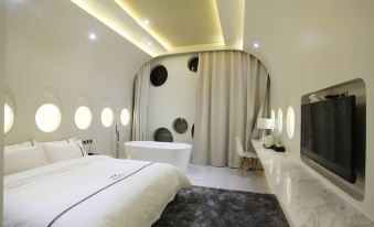Guangyuan Riverside No.1 Theme Hotel