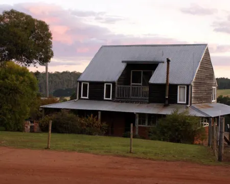 Pump Hill Farm Cottages Hotels in Pemberton