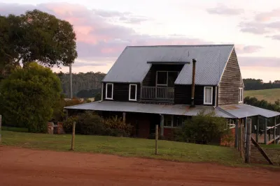 Pump Hill Farm Cottages فنادق في 