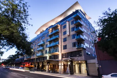 Majestic Roof Garden Hotel Отели в г. Hackney