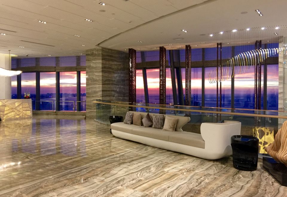 4. 힐튼 하이커우..