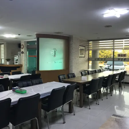 Korea Hotel Gangneung Отели рядом с достопримечательностью «Библиотека «Сунджу»»
