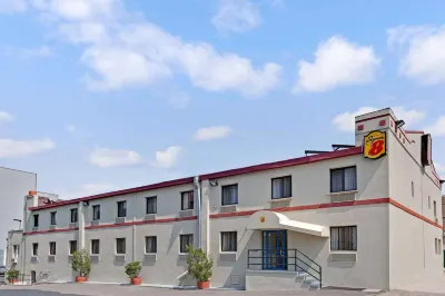 Super 8 by Wyndham Long Island City LGA Hotel Отели рядом с достопримечательностью «Мост Хелл-Гейт»