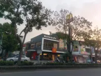 Travel Light Hotel Hotel in zona Chung Tai Chan Monastery