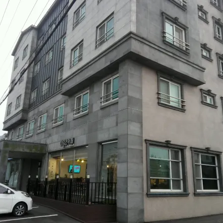 Seongsan Aqua Beach Hotel Отели рядом с достопримечательностью «Архитектурный объект Genius Loci»