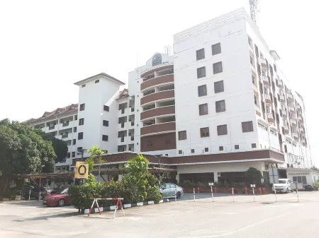 Bayu Beach Resort Отели в г. Порт-Диксон