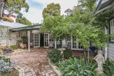 Rosebridge House Bed & Breakfast Adult Retreat Отели в г. Форрестфилд