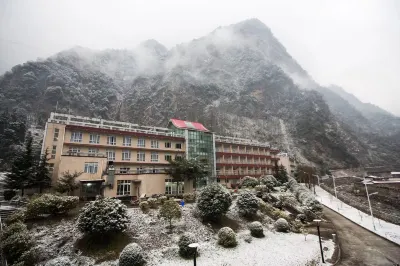 Jingda Riverside Hot Spring Hotel Hotels in Shimian County
